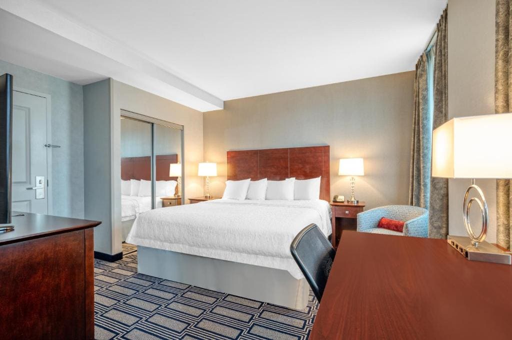 King Room with King Bed - Non-Smoking room - Image 1