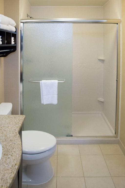King Room with King Bed - Non-Smoking room - Image 3