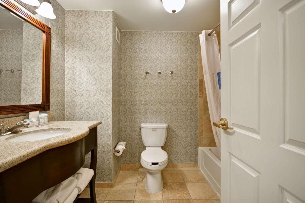 Room with Two Queen Beds - Non-Smoking room - Image 2