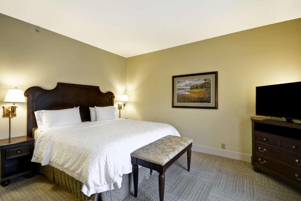 King Room with King Bed - Non-Smoking room - Image 3