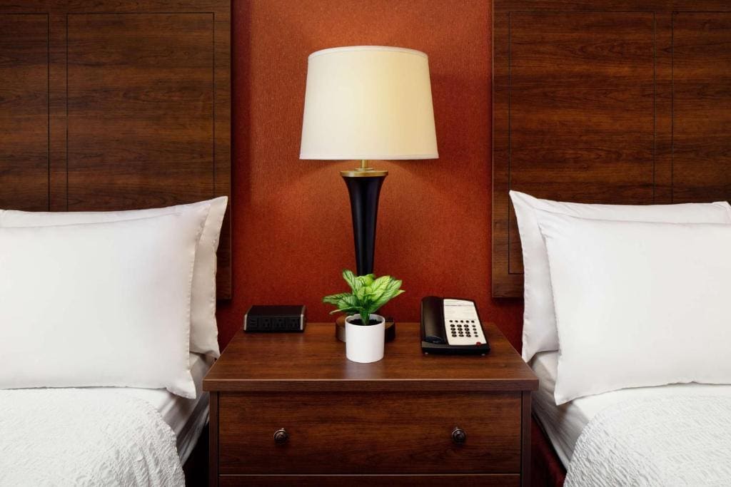 Queen Room with Two Queen Beds - Non-Smoking room - Image 3