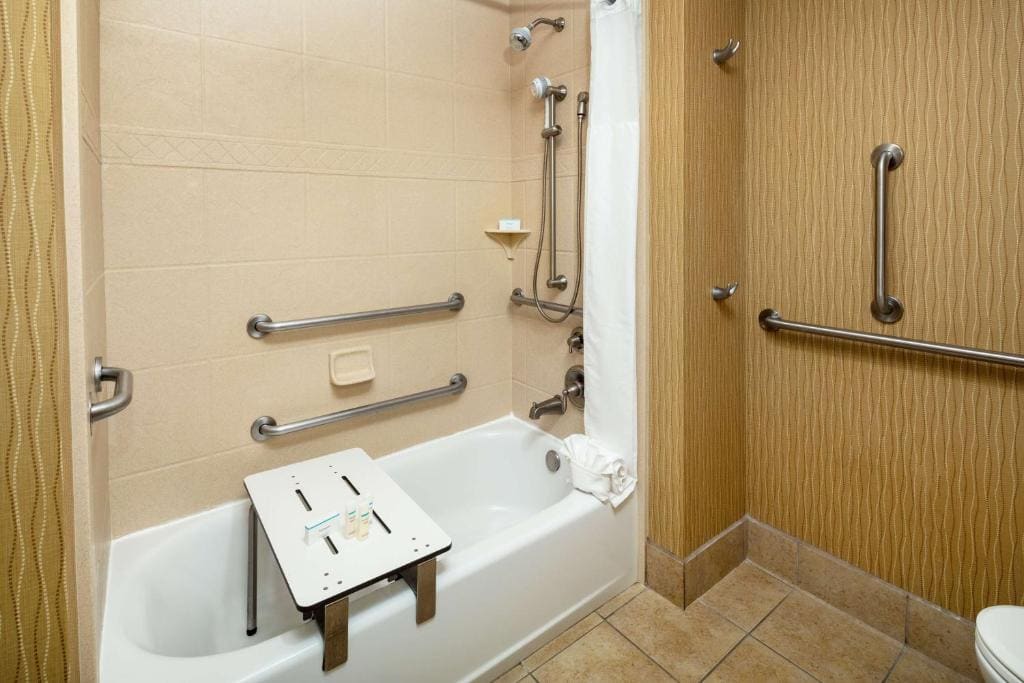 King Room with Accessible Tub - Mobility and Hearing Access/Non-Smoking room - Image 1