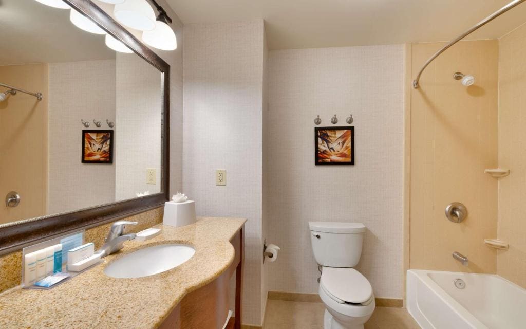 King Room with Sofa Bed - Non-Smoking room - Image 3