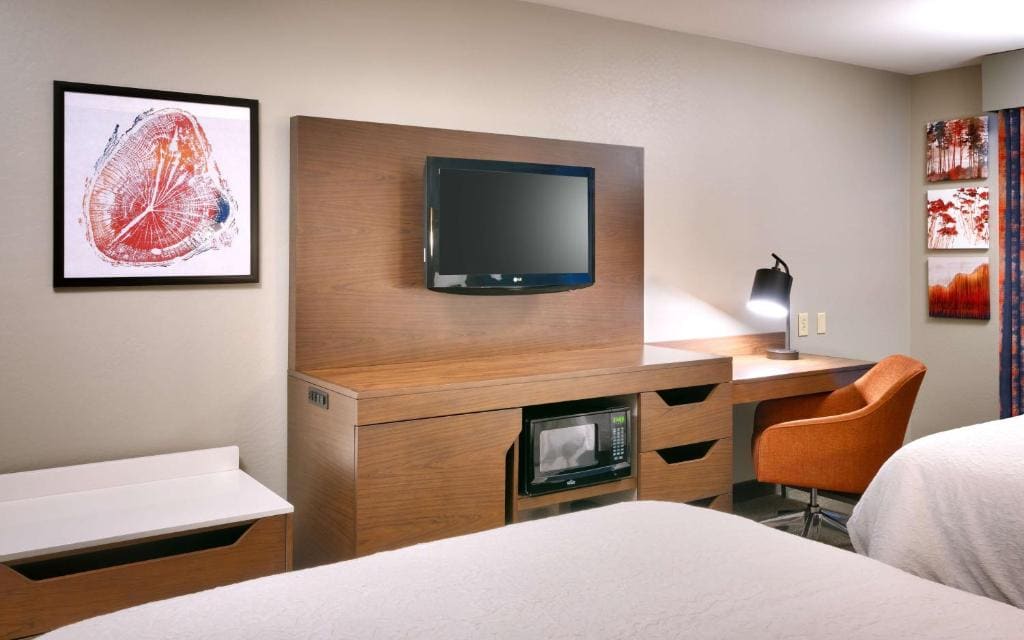 Room with Two Queen Beds - Non-Smoking room - Image 3