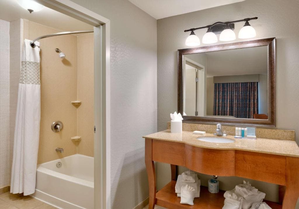 Non-Smoking King Studio with Balcony room - Image 2