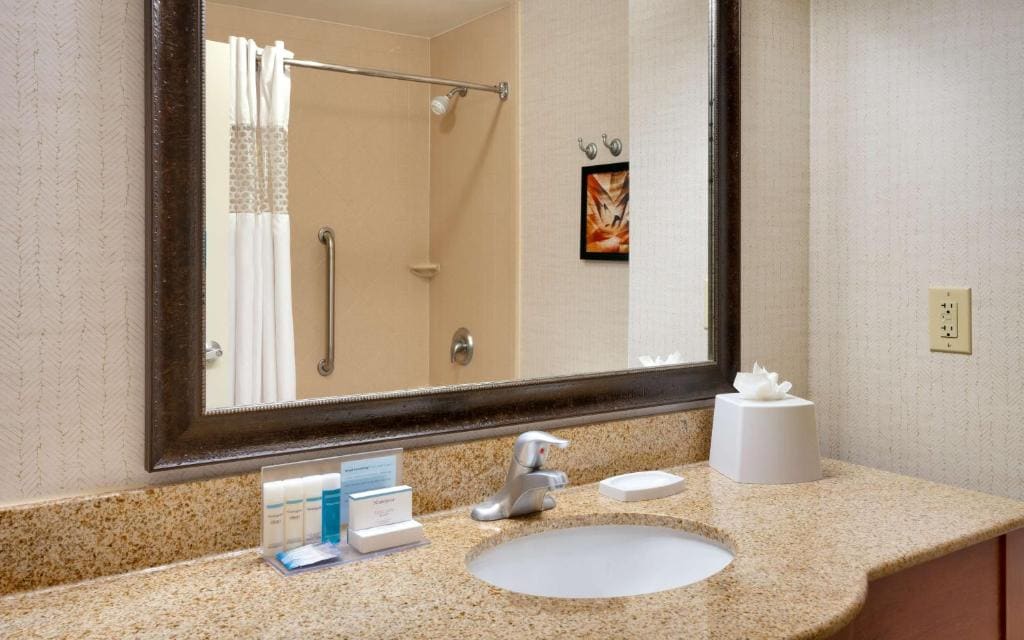 Queen Room with Two Queen Beds - Mobility and Hearing Access/Non-Smoking room - Image 3