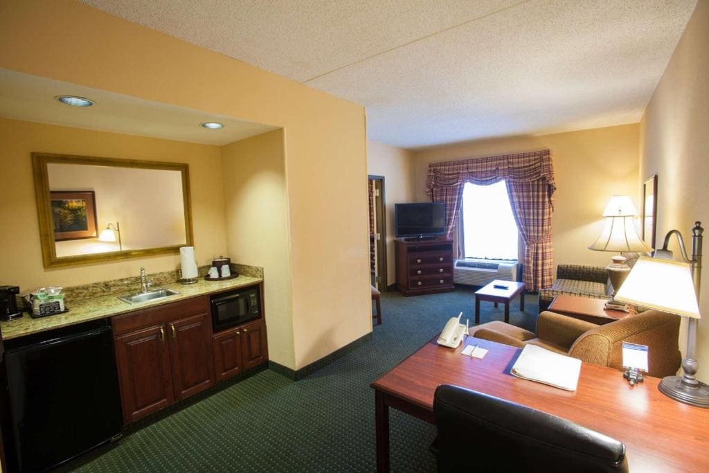 One-Bedroom King Suite - Non-Smoking room - Image 2