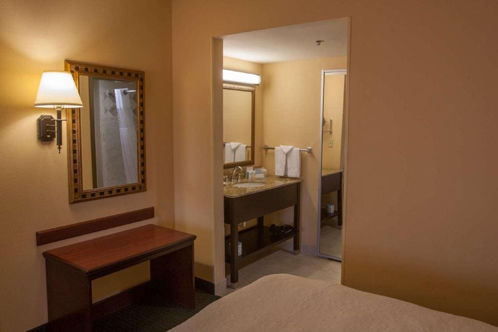 One-Bedroom Queen Suite with Two Queen Beds - Non-Smoking room - Image 3