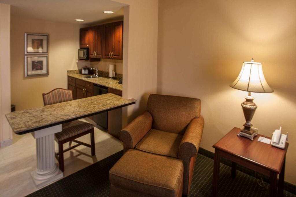 One-Bedroom King Suite with Whirlpool - Non-Smoking room - Image 3