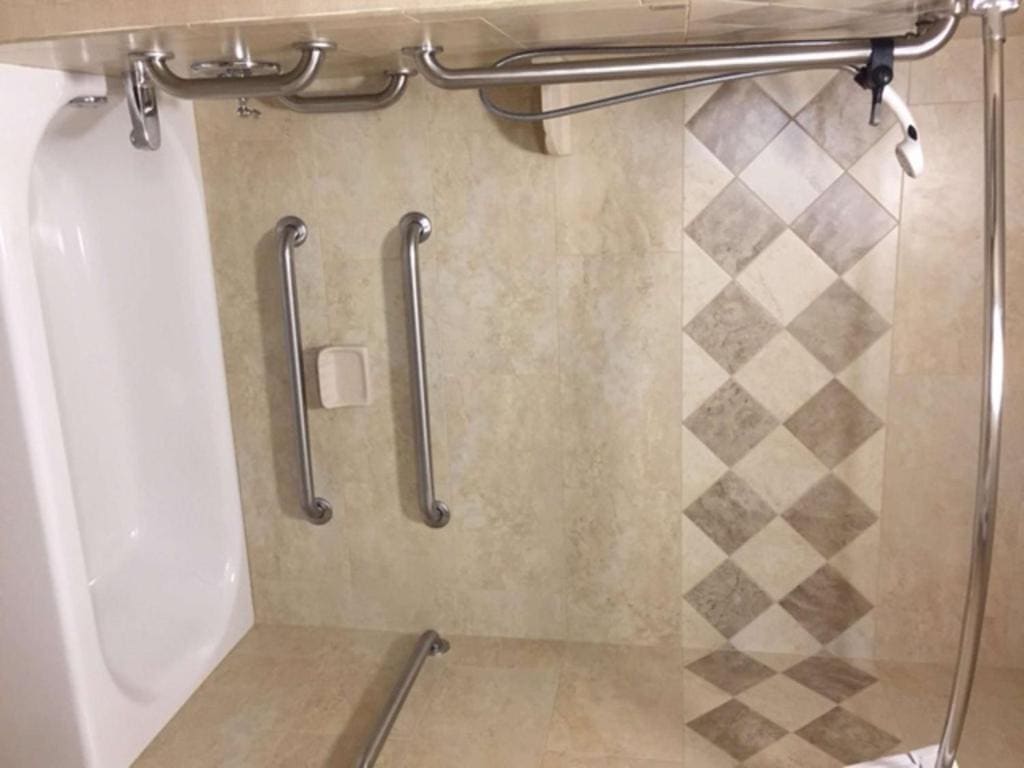 King Room with Accessible Tub - Mobility and Hearing Access/Non-Smoking room - Image 3