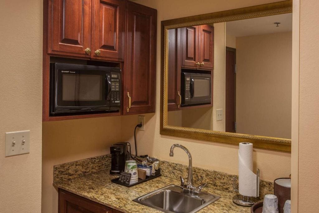 Queen Studio Suite with Two Queen Beds - Non-Smoking room - Image 3