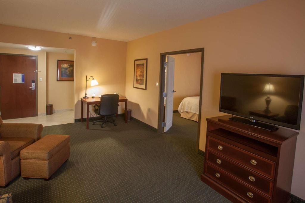 One-Bedroom Queen Suite with Two Queen Beds - Non-Smoking room - Image 2
