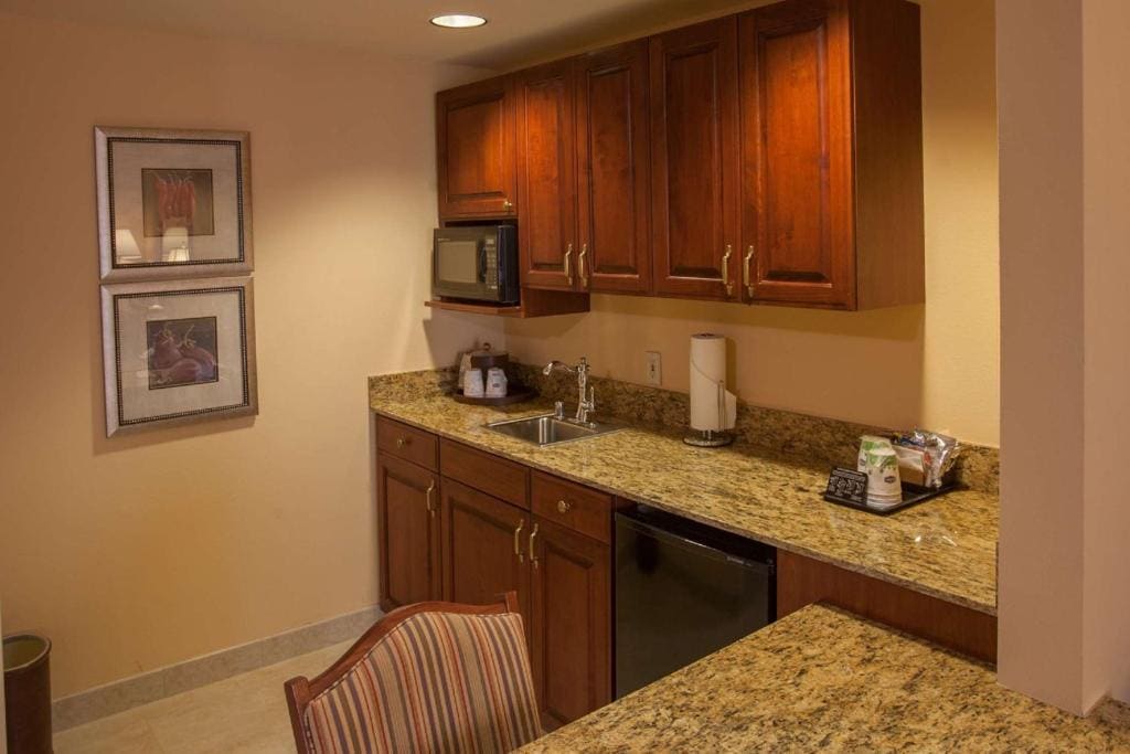 One-Bedroom King Suite with Whirlpool - Non-Smoking room - Image 1