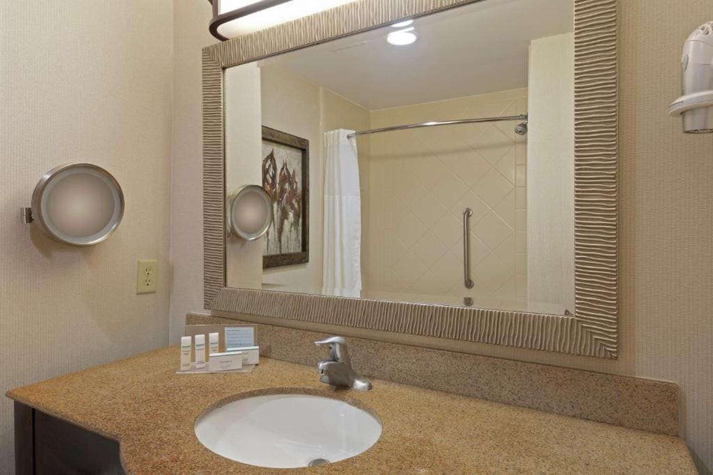 King Room - Mobility Access/Non-Smoking room - Image 1