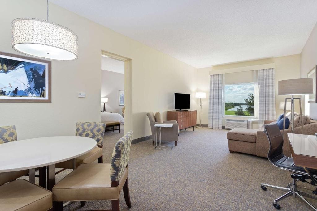 King Suite with Lake View - Non-Smoking room - Image 2