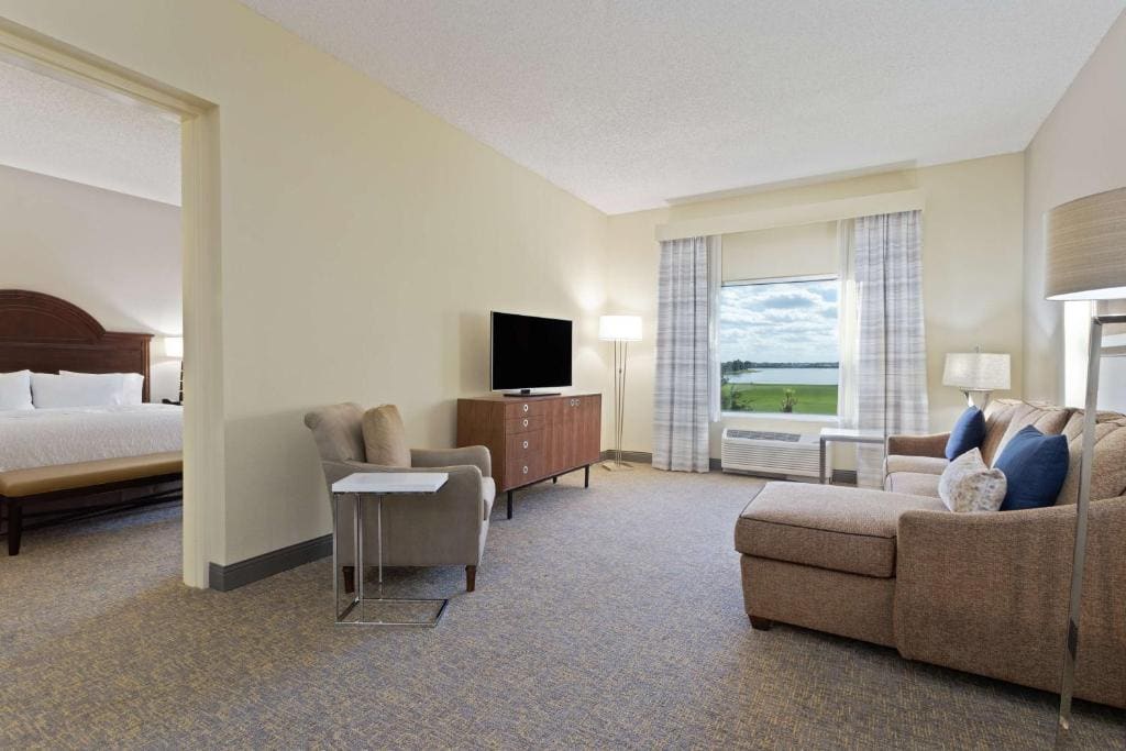 King Suite with Lake View - Non-Smoking room - Image 3