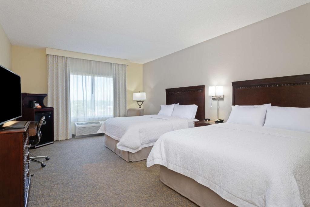 Queen Room with Two Queen Beds - Non-Smoking room - Image 2