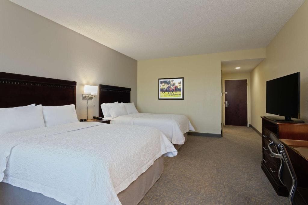 Queen Room with Two Queen Beds - Non-Smoking room - Image 1