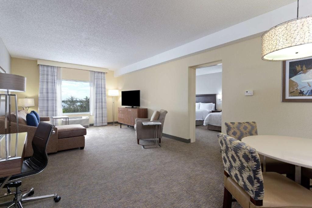 Queen Suite with Two Queen Beds and Lake View - Non-Smoking room - Image 1