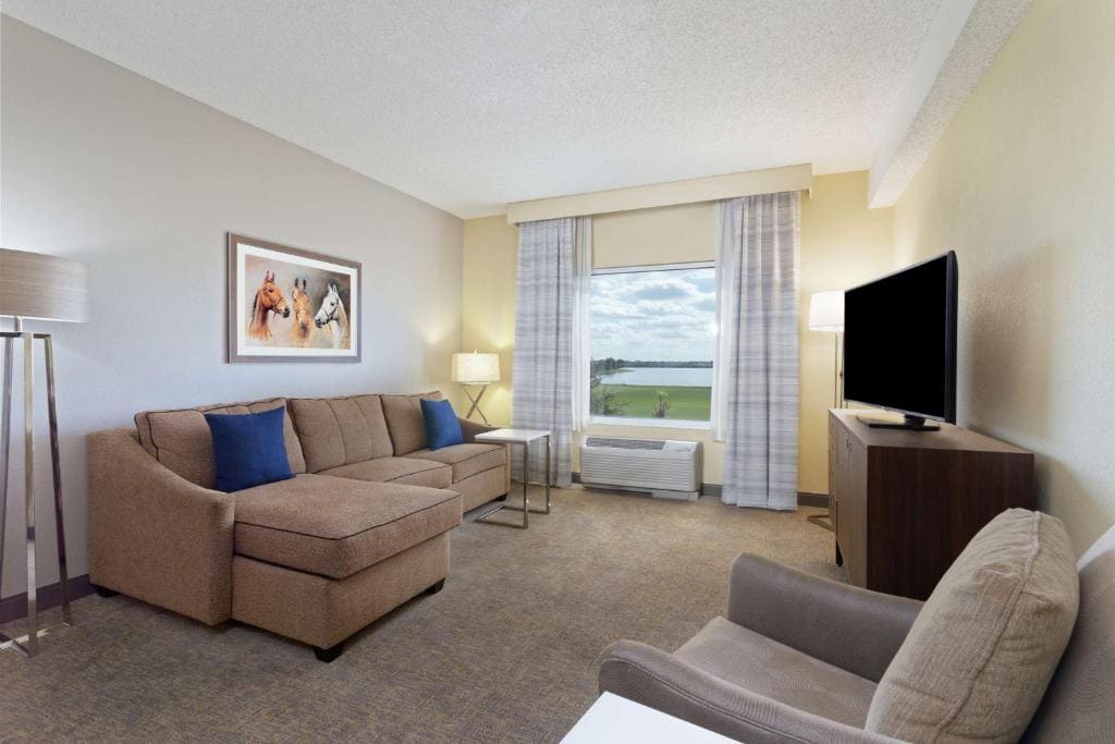Queen Suite with Two Queen Beds and Lake View - Non-Smoking room - Image 2