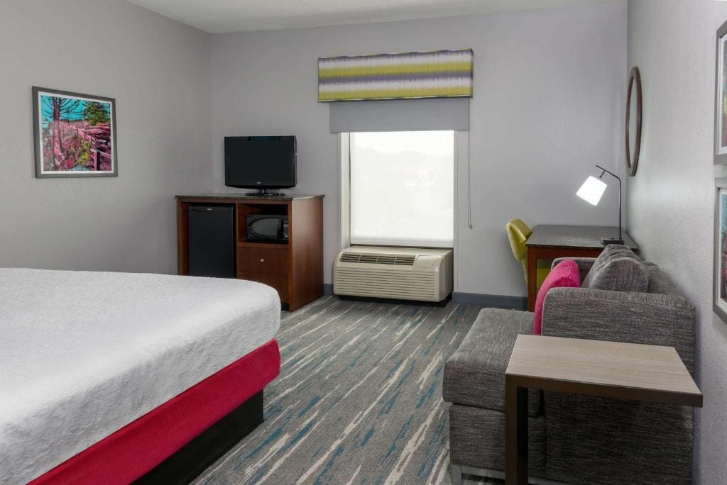 King Room with King Bed - Non-Smoking room - Image 2