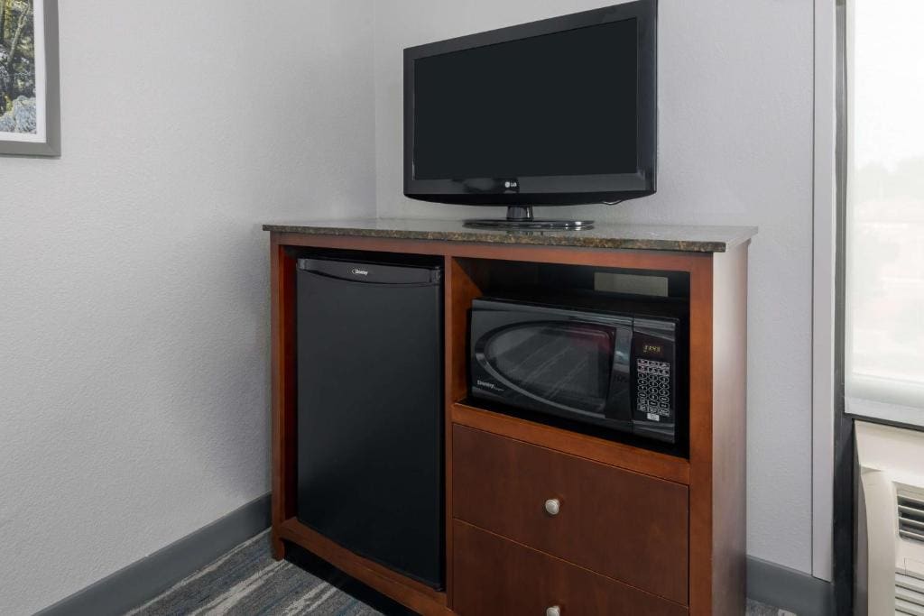 King Studio with Bath Tub - Mobility Accessible room - Image 2
