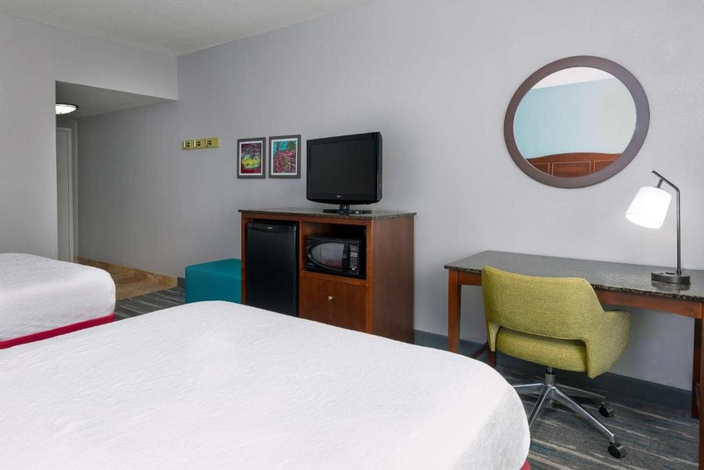Room with Two Queen Beds - Non-Smoking room - Image 3
