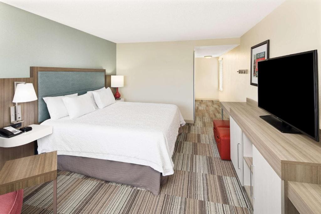 King Room with King Bed - Non-Smoking room - Image 1
