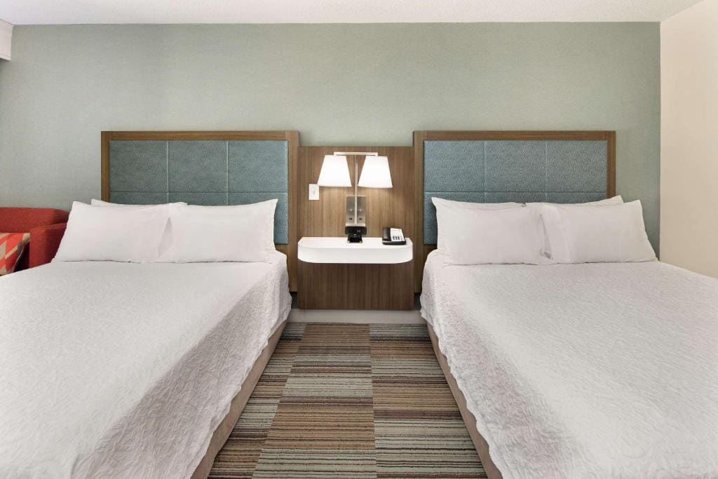 Queen Room with Two Queen Beds - Mobility Access/Non-Smoking room - Image 2