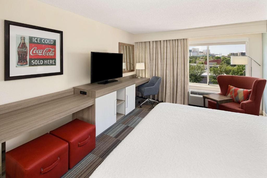 King Room with King Bed - Non-Smoking room - Image 2