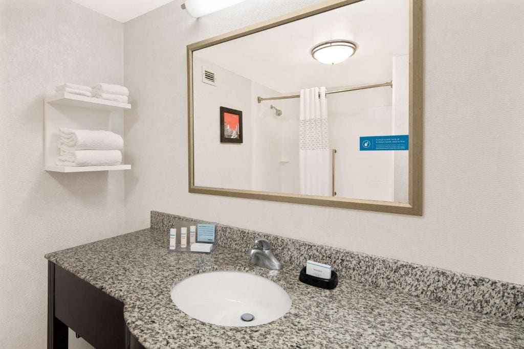 One-Bedroom King Suite with Sofa Bed - Non-Smoking room - Image 1