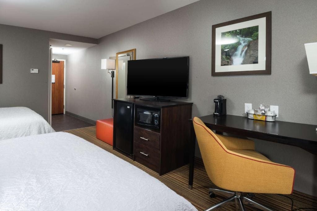 Room with Two Queen Beds - Non-Smoking room - Image 3