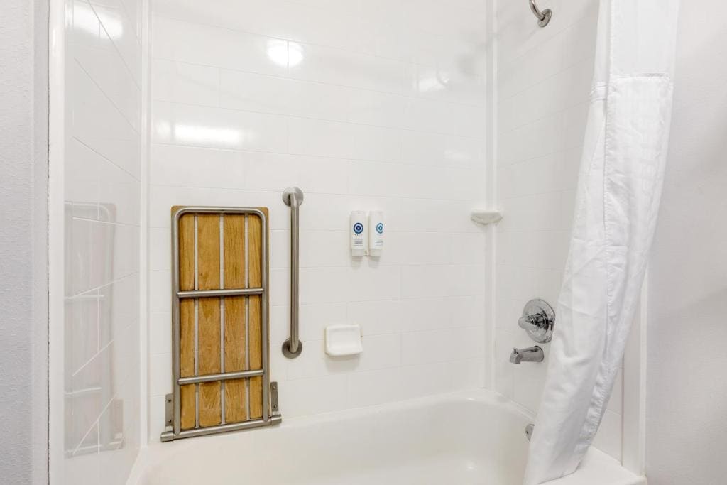 King Room with Tub - Disability Access/Non Smoking/Interior Corridor room - Image 2