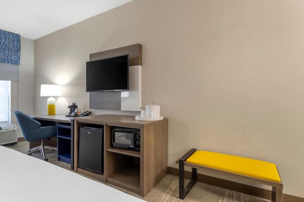 King Room with Tub - Disability Access/Non Smoking/Interior Corridor room - Image 1