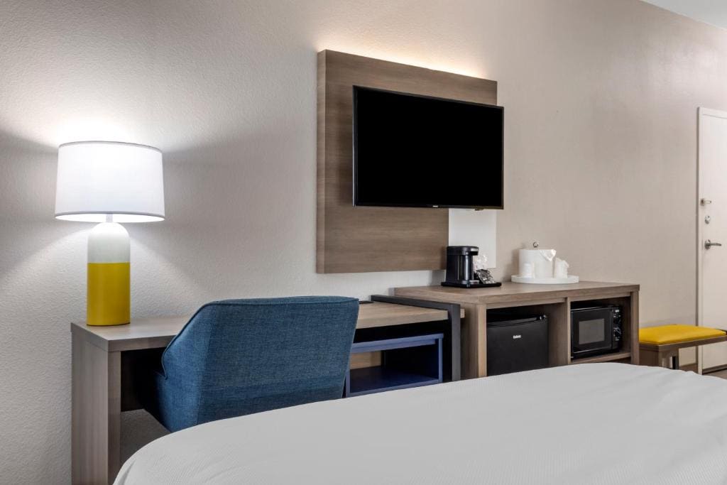 Quadruple Room with Two Queen Beds and Tub - Disability Access/Non Smoking room - Image 3