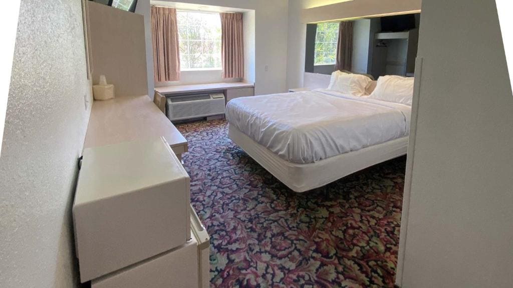 Queen Room - Disability Access - Non-Smoking room - Image 1