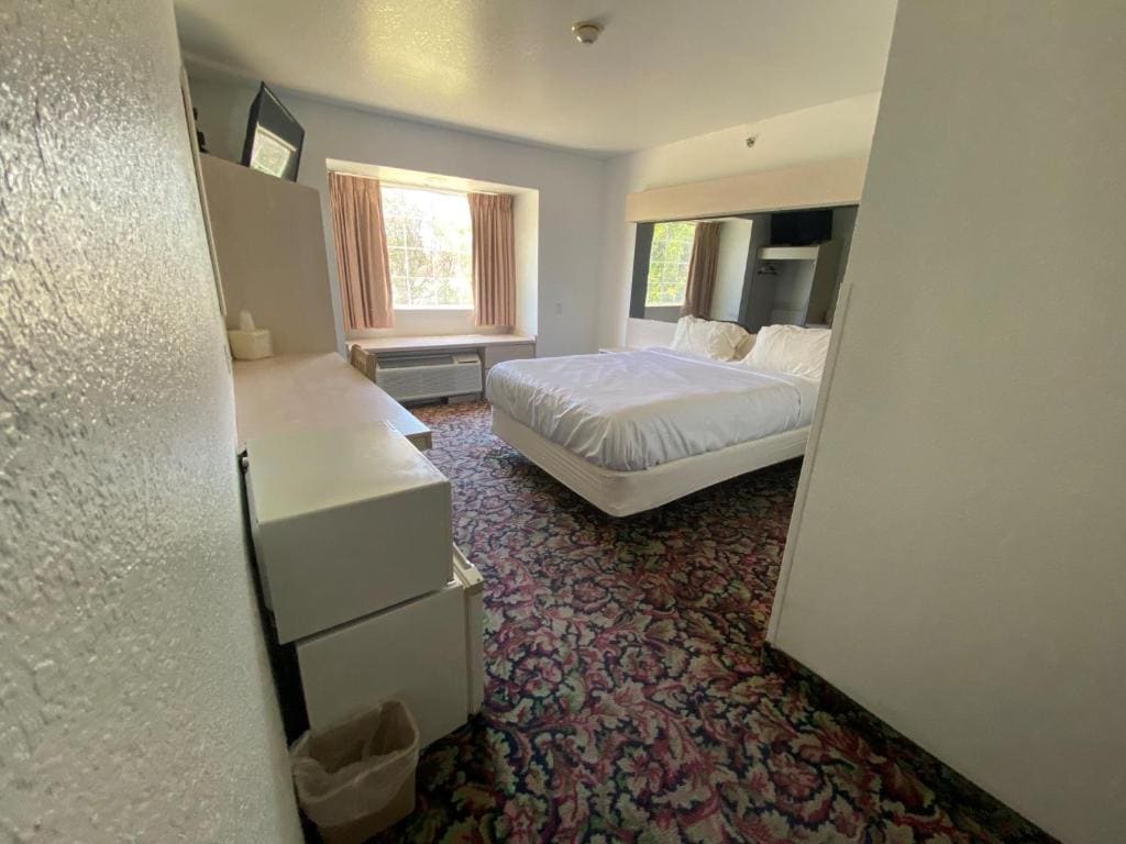 Queen Room - Disability Access - Non-Smoking room - Image 2