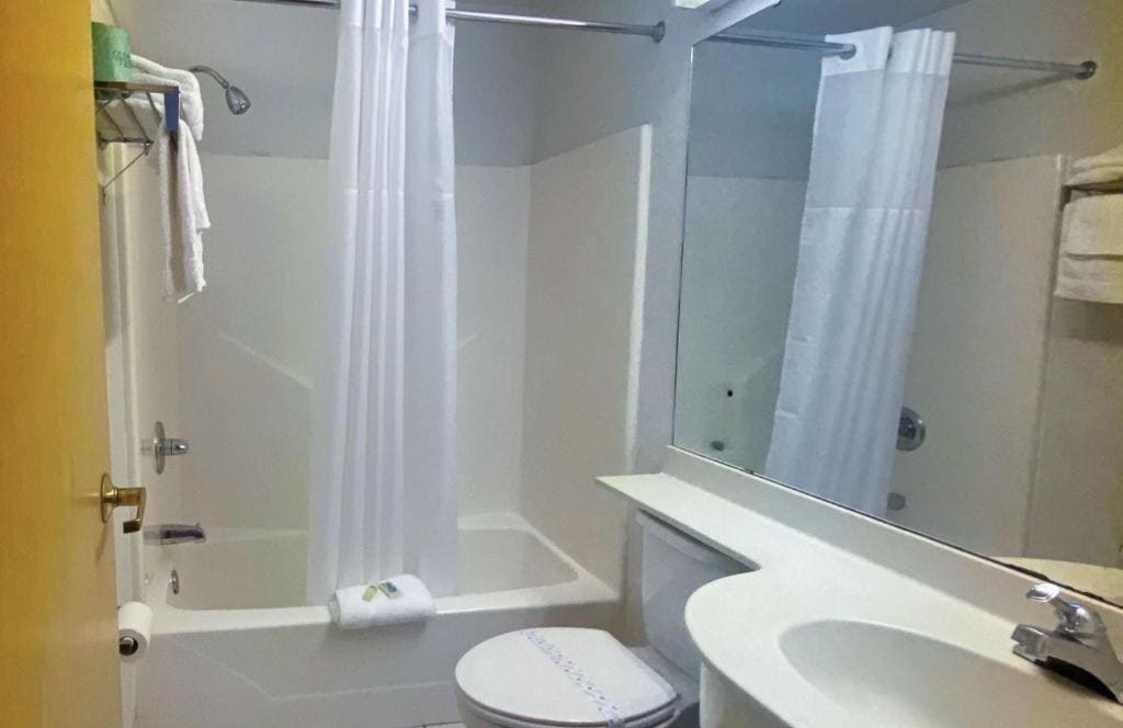 Queen Room with Two Queen Beds - Disability Access - Roll In Shower room - Image 2