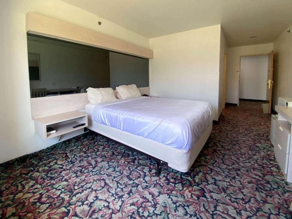 Queen Room - Disability Access - Non-Smoking room - Image 3
