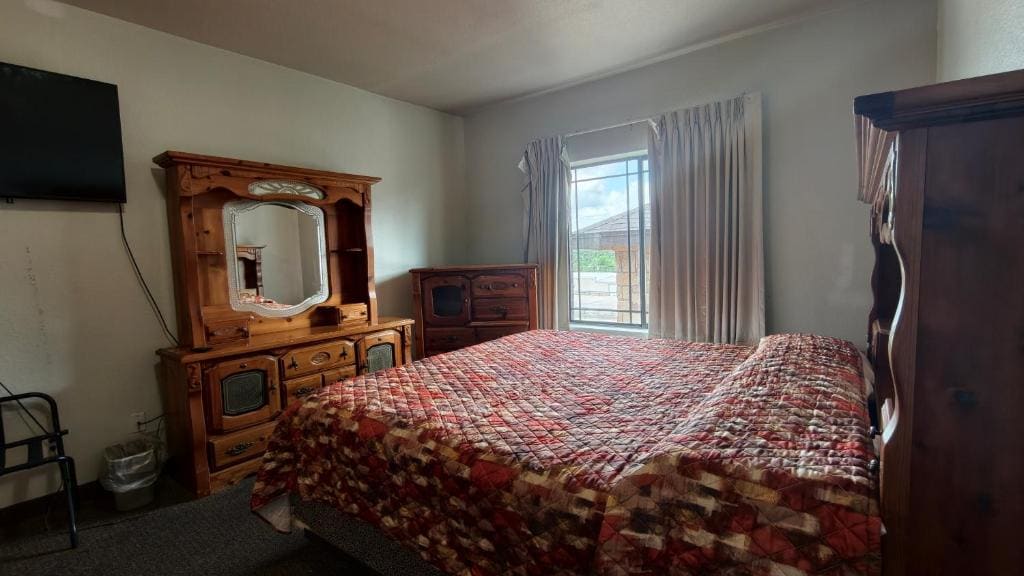 King Suite room - Image 2