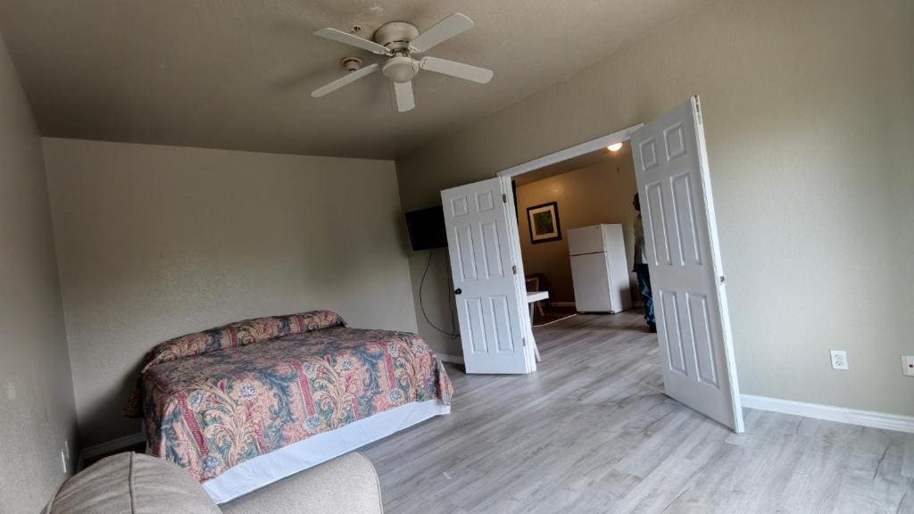 One-Bedroom Apartment room - Image 1