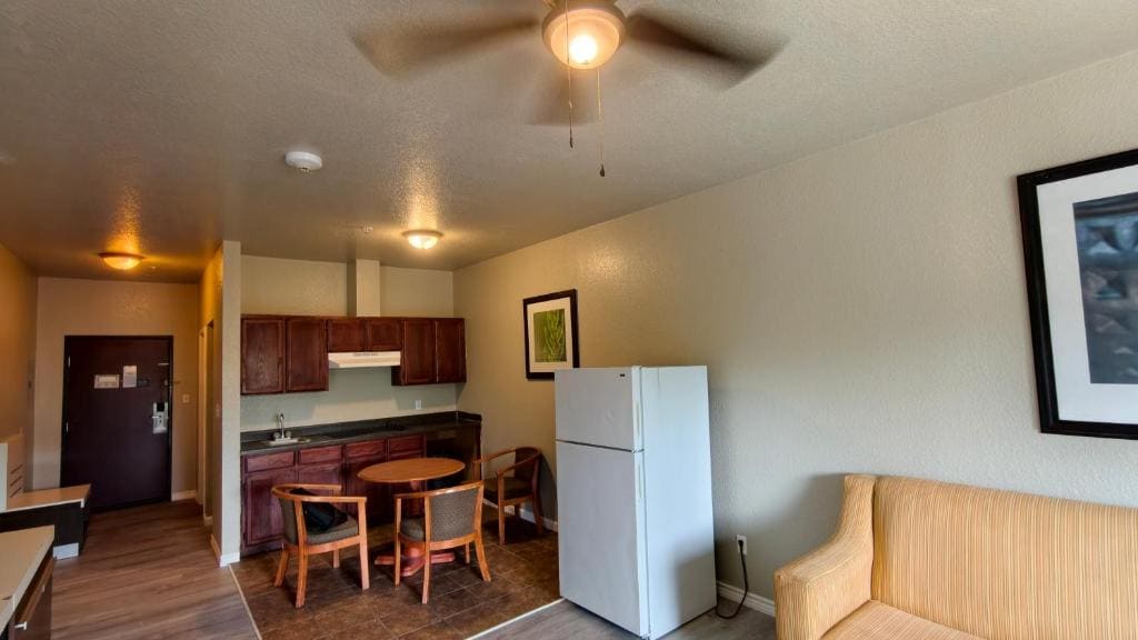 One-Bedroom Apartment room - Image 2