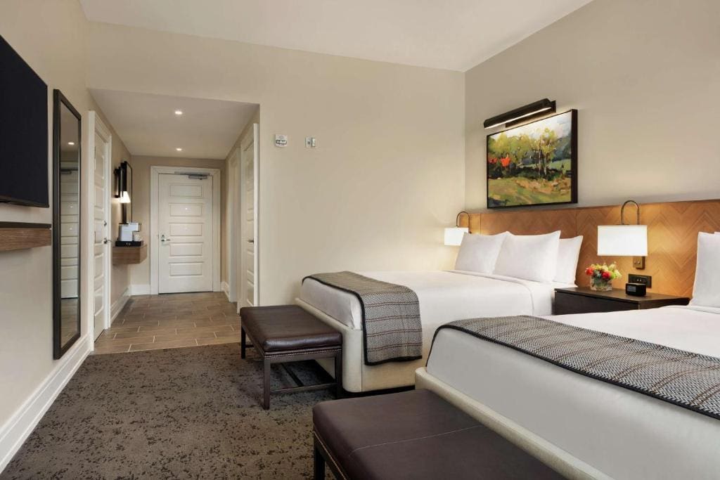 Queen Room with Two Queen Beds and Bath Tub - Mobility Access room - Image 1