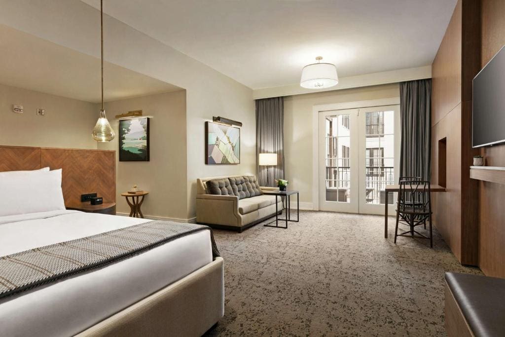 Corner King Room with Balcony room - Image 2
