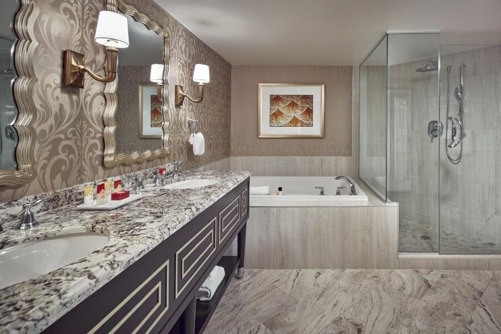 Bordeaux Lemans Suite 2 Queens room - Image 1