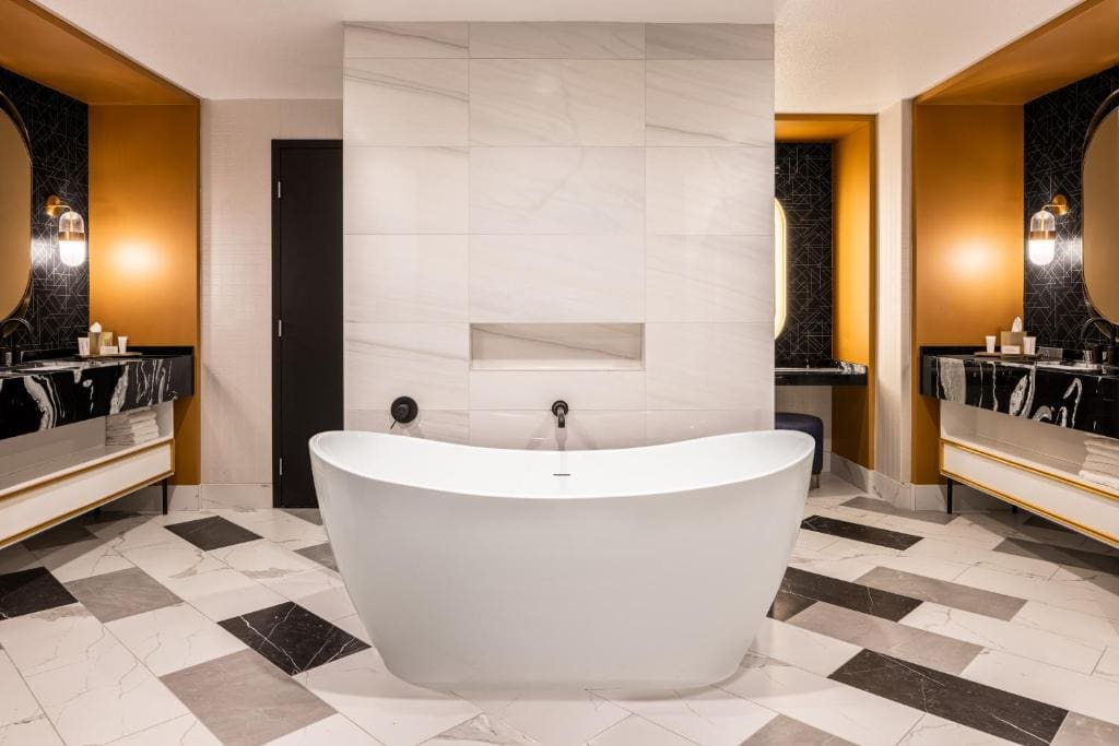 Versailles Executive Suite, 1 King room - Image 2