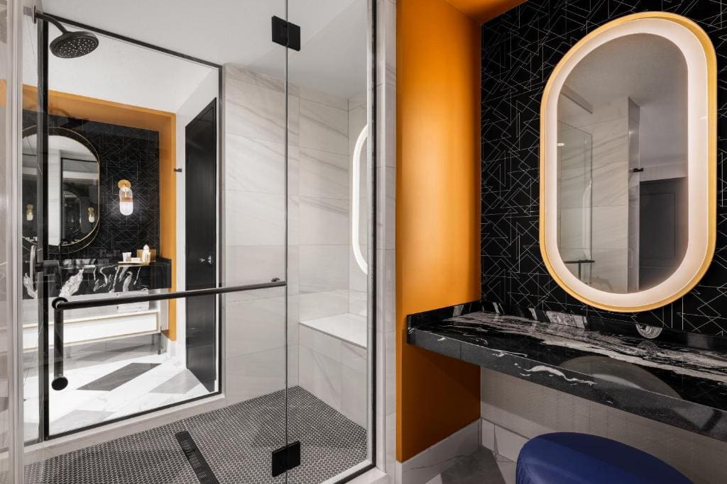 Versailles Executive Suite, 1 King room - Image 1