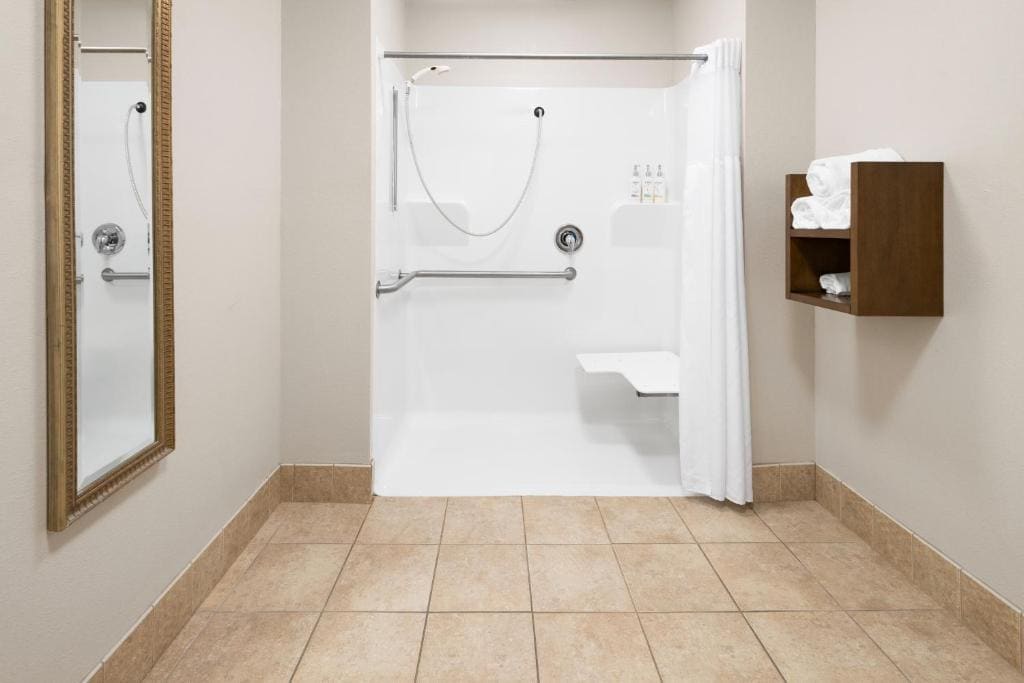 King Room with Roll-In Shower - Disability Access room - Image 2