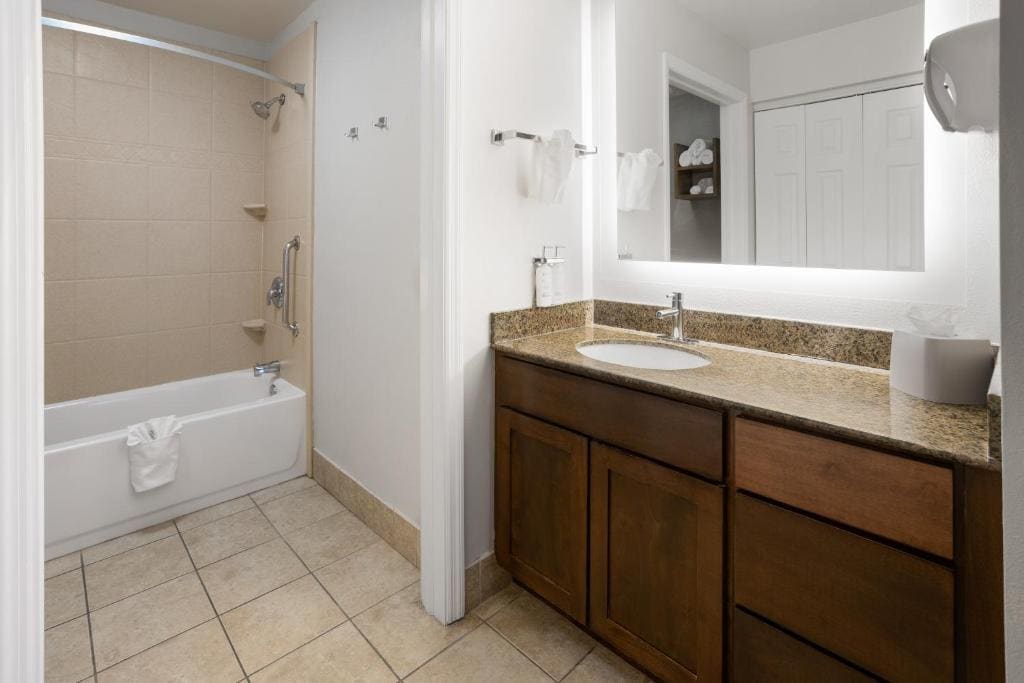 Studio Queen Suite room - Image 1