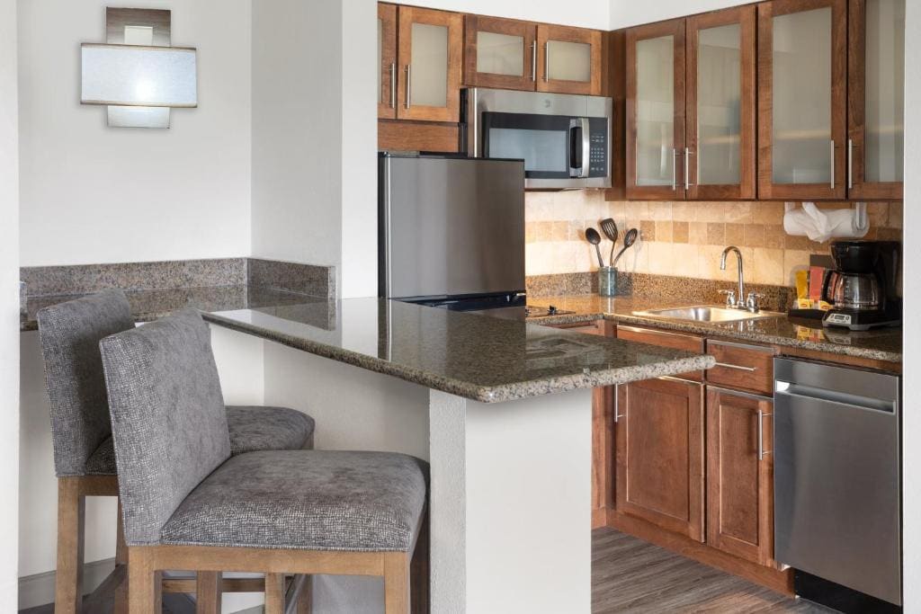 One-Bedroom Suite with Two Double Beds room - Image 1